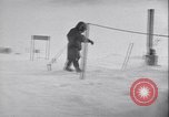 Image Igloo à la base météorologique de l'armée le Groenland, 1954, de la seconde 52 séquences d'archives historiques vidéo 65675022801