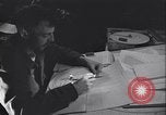 Standbild Männer vorbereiten Wetter Datenblatt Grönland, 1954, aus Sekunde 6 historischem Filmmaterial Videoclip 65675022805