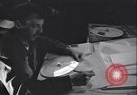 Standbild Männer vorbereiten Wetter Datenblatt Grönland, 1954, aus Sekunde 7 historischem Filmmaterial Videoclip 65675022805