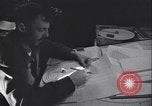 Standbild Männer vorbereiten Wetter Datenblatt Grönland, 1954, aus Sekunde 9 historischem Filmmaterial Videoclip 65675022805