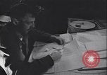 Standbild Männer vorbereiten Wetter Datenblatt Grönland, 1954, aus Sekunde 10 historischem Filmmaterial Videoclip 65675022805