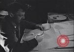 Standbild Männer vorbereiten Wetter Datenblatt Grönland, 1954, aus Sekunde 11 historischem Filmmaterial Videoclip 65675022805
