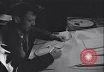 Standbild Männer vorbereiten Wetter Datenblatt Grönland, 1954, aus Sekunde 13 historischem Filmmaterial Videoclip 65675022805