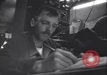Standbild Männer vorbereiten Wetter Datenblatt Grönland, 1954, aus Sekunde 19 historischem Filmmaterial Videoclip 65675022805