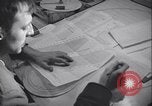 Standbild Männer vorbereiten Wetter Datenblatt Grönland, 1954, aus Sekunde 20 historischem Filmmaterial Videoclip 65675022805