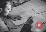 Standbild Männer vorbereiten Wetter Datenblatt Grönland, 1954, aus Sekunde 22 historischem Filmmaterial Videoclip 65675022805