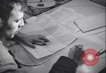 Standbild Männer vorbereiten Wetter Datenblatt Grönland, 1954, aus Sekunde 23 historischem Filmmaterial Videoclip 65675022805