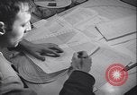 Standbild Männer vorbereiten Wetter Datenblatt Grönland, 1954, aus Sekunde 25 historischem Filmmaterial Videoclip 65675022805
