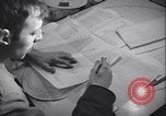 Standbild Männer vorbereiten Wetter Datenblatt Grönland, 1954, aus Sekunde 26 historischem Filmmaterial Videoclip 65675022805