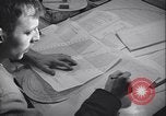 Standbild Männer vorbereiten Wetter Datenblatt Grönland, 1954, aus Sekunde 28 historischem Filmmaterial Videoclip 65675022805