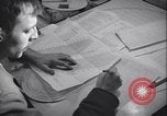 Standbild Männer vorbereiten Wetter Datenblatt Grönland, 1954, aus Sekunde 29 historischem Filmmaterial Videoclip 65675022805