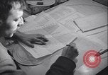 Standbild Männer vorbereiten Wetter Datenblatt Grönland, 1954, aus Sekunde 30 historischem Filmmaterial Videoclip 65675022805