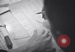 Standbild Männer vorbereiten Wetter Datenblatt Grönland, 1954, aus Sekunde 33 historischem Filmmaterial Videoclip 65675022805
