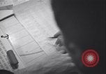 Standbild Männer vorbereiten Wetter Datenblatt Grönland, 1954, aus Sekunde 35 historischem Filmmaterial Videoclip 65675022805