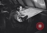 Standbild Männer vorbereiten Wetter Datenblatt Grönland, 1954, aus Sekunde 47 historischem Filmmaterial Videoclip 65675022805