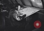 Standbild Männer vorbereiten Wetter Datenblatt Grönland, 1954, aus Sekunde 49 historischem Filmmaterial Videoclip 65675022805