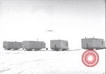 Standbild Man verteilt waren vom Behälter Grönland, 1954, aus Sekunde 1 historischem Filmmaterial Videoclip 65675022806