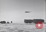 Standbild Man verteilt waren vom Behälter Grönland, 1954, aus Sekunde 4 historischem Filmmaterial Videoclip 65675022806