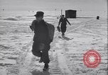 Standbild Man verteilt waren vom Behälter Grönland, 1954, aus Sekunde 10 historischem Filmmaterial Videoclip 65675022806