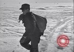 Standbild Man verteilt waren vom Behälter Grönland, 1954, aus Sekunde 11 historischem Filmmaterial Videoclip 65675022806