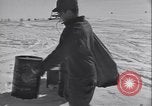 Standbild Man verteilt waren vom Behälter Grönland, 1954, aus Sekunde 12 historischem Filmmaterial Videoclip 65675022806