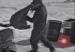 Standbild Man verteilt waren vom Behälter Grönland, 1954, aus Sekunde 13 historischem Filmmaterial Videoclip 65675022806