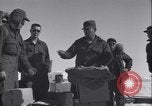 Standbild Man verteilt waren vom Behälter Grönland, 1954, aus Sekunde 24 historischem Filmmaterial Videoclip 65675022806