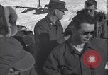 Standbild Man verteilt waren vom Behälter Grönland, 1954, aus Sekunde 26 historischem Filmmaterial Videoclip 65675022806