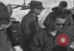 Standbild Man verteilt waren vom Behälter Grönland, 1954, aus Sekunde 27 historischem Filmmaterial Videoclip 65675022806