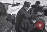 Standbild Man verteilt waren vom Behälter Grönland, 1954, aus Sekunde 28 historischem Filmmaterial Videoclip 65675022806