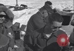 Standbild Man verteilt waren vom Behälter Grönland, 1954, aus Sekunde 29 historischem Filmmaterial Videoclip 65675022806