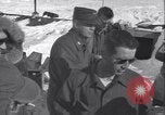 Standbild Man verteilt waren vom Behälter Grönland, 1954, aus Sekunde 30 historischem Filmmaterial Videoclip 65675022806