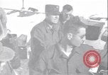 Standbild Man verteilt waren vom Behälter Grönland, 1954, aus Sekunde 31 historischem Filmmaterial Videoclip 65675022806