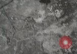 Standbild US B-24 Liberator Bomber angreifen Iwo Jima Iwo Jima, 1945, aus Sekunde 14 historischem Filmmaterial Videoclip 65675022850