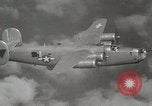 Standbild US B-24 Liberator Bomber angreifen Iwo Jima Iwo Jima, 1945, aus Sekunde 23 historischem Filmmaterial Videoclip 65675022850