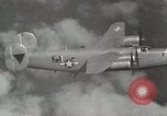 Standbild US B-24 Liberator Bomber angreifen Iwo Jima Iwo Jima, 1945, aus Sekunde 25 historischem Filmmaterial Videoclip 65675022850
