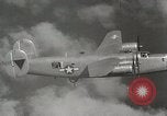 Standbild US B-24 Liberator Bomber angreifen Iwo Jima Iwo Jima, 1945, aus Sekunde 26 historischem Filmmaterial Videoclip 65675022850