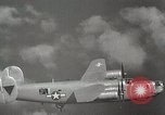 Standbild US B-24 Liberator Bomber angreifen Iwo Jima Iwo Jima, 1945, aus Sekunde 28 historischem Filmmaterial Videoclip 65675022850