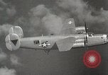 Standbild US B-24 Liberator Bomber angreifen Iwo Jima Iwo Jima, 1945, aus Sekunde 30 historischem Filmmaterial Videoclip 65675022850