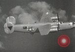 Standbild US B-24 Liberator Bomber angreifen Iwo Jima Iwo Jima, 1945, aus Sekunde 31 historischem Filmmaterial Videoclip 65675022850