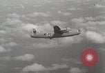 Standbild US B-24 Liberator Bomber angreifen Iwo Jima Iwo Jima, 1945, aus Sekunde 33 historischem Filmmaterial Videoclip 65675022850