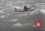 Standbild US B-24 Liberator Bomber angreifen Iwo Jima Iwo Jima, 1945, aus Sekunde 34 historischem Filmmaterial Videoclip 65675022850
