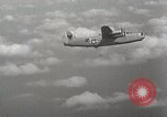 Standbild US B-24 Liberator Bomber angreifen Iwo Jima Iwo Jima, 1945, aus Sekunde 35 historischem Filmmaterial Videoclip 65675022850