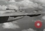Standbild US B-24 Liberator Bomber angreifen Iwo Jima Iwo Jima, 1945, aus Sekunde 46 historischem Filmmaterial Videoclip 65675022850