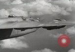 Standbild US B-24 Liberator Bomber angreifen Iwo Jima Iwo Jima, 1945, aus Sekunde 47 historischem Filmmaterial Videoclip 65675022850