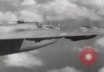 Standbild US B-24 Liberator Bomber angreifen Iwo Jima Iwo Jima, 1945, aus Sekunde 48 historischem Filmmaterial Videoclip 65675022850