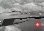 Standbild US B-24 Liberator Bomber angreifen Iwo Jima Iwo Jima, 1945, aus Sekunde 51 historischem Filmmaterial Videoclip 65675022850