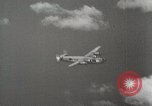 Standbild US B-24 Liberator Bomber angreifen Iwo Jima Iwo Jima, 1945, aus Sekunde 55 historischem Filmmaterial Videoclip 65675022850