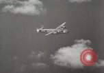 Standbild US B-24 Liberator Bomber angreifen Iwo Jima Iwo Jima, 1945, aus Sekunde 57 historischem Filmmaterial Videoclip 65675022850