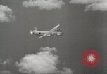 Standbild US B-24 Liberator Bomber angreifen Iwo Jima Iwo Jima, 1945, aus Sekunde 59 historischem Filmmaterial Videoclip 65675022850